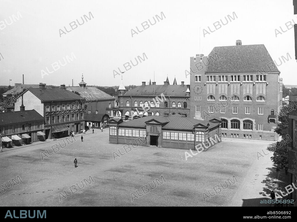 ESKILSTUNA 1924.. Utan bildtext. Anm. Publ i Den moderna staden tar form s.130: Fristadstorget, Eskilstuna, med (...) Post- och Telegrafhuset, (...) från 1914-16 och ritade av Aron Johansson. Cafe Framtiden sites: ESKILSTUNA ;SVERIGE.