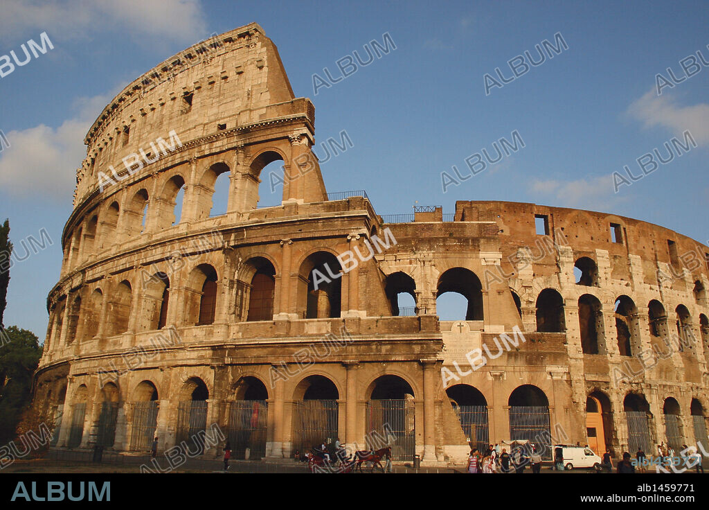 ARTE ROMANO. ITALIA. COLISEO o Anfiteatro de Flaviano, su construcción fue iniciada en el año 72 por Vespasiano, su hijo Tito aumentó la estructura al añadirle cuatro plantas y lo inaguró en el año 80 con una serie de juegos. Tiene forma ovalada de 186 m. por 156 m. ROMA. Italia.