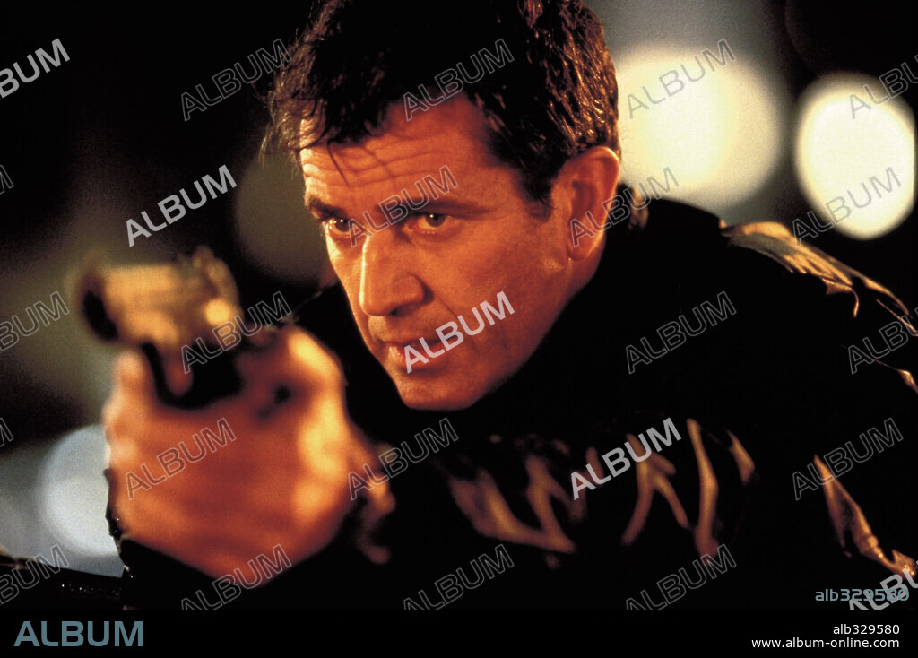 MEL GIBSON en ARMA LETAL 4, 1998 (LETHAL WEAPON 4), dirigida por RICHARD DONNER. Copyright SILVER PICTURES/WARNER BROS / COOPER, ANDREW.