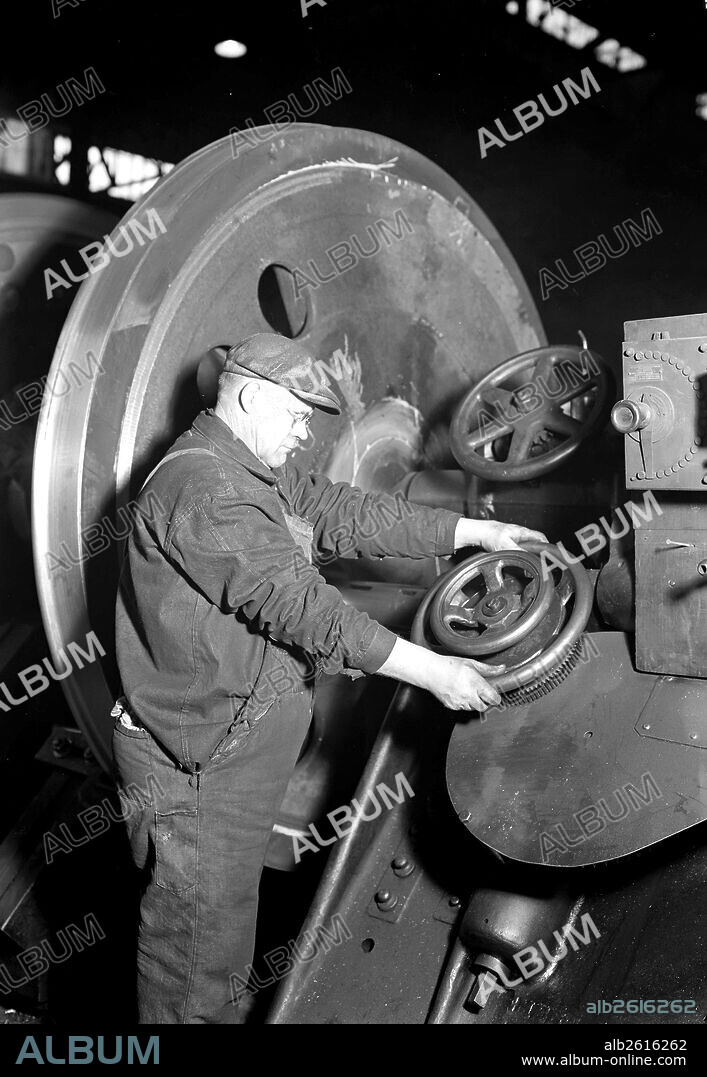 Eddystone, Pennsylvania - Railroad parts. Baldwin Locomotive Works.  Machinist machining wheel to fit driving pin on above wheels (80 inches in  diameter) on newest type of - Album alb2616262