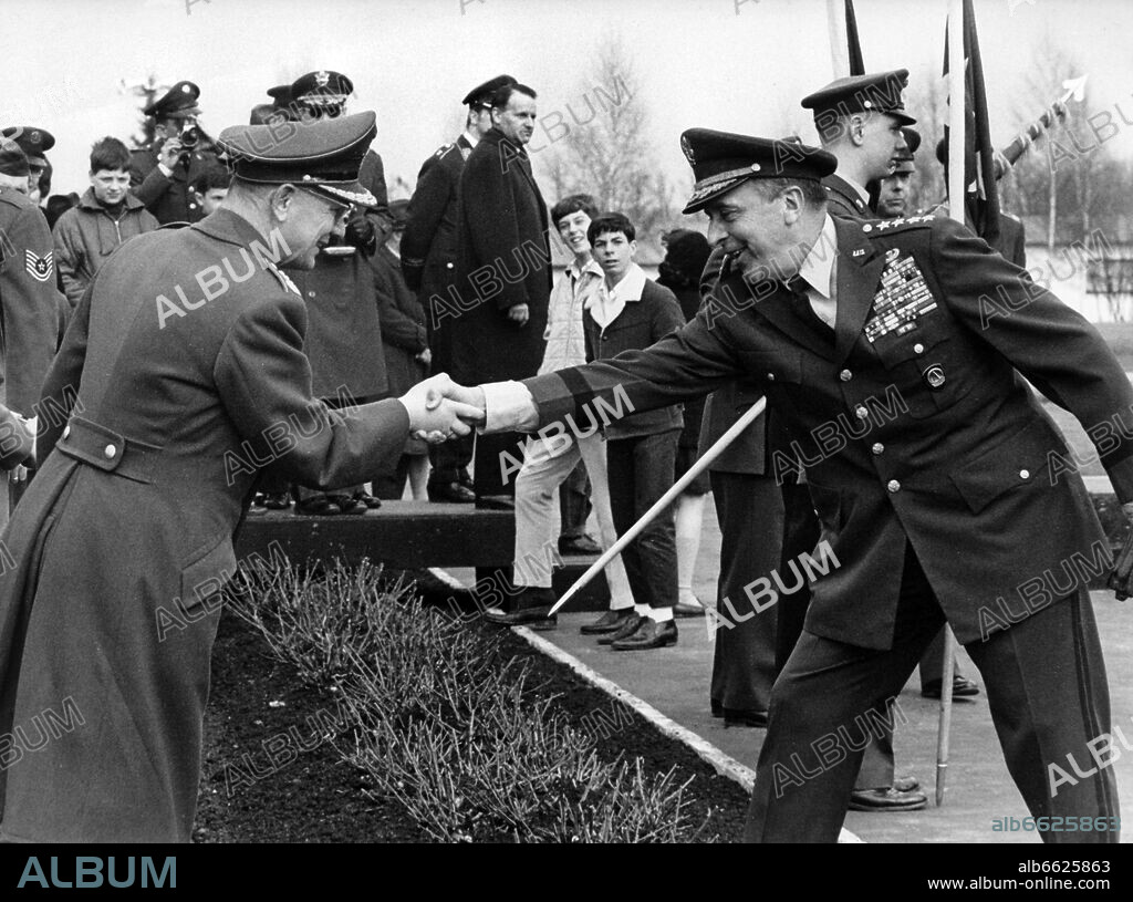 US General Lyman L. Lemnitzer (r) welcoming the Inspector General of the Bundeswehr, General Ulrich de Maiziere (l), during a military parade in honor of the taking over of the new headquarter of the US forces in Europe (EUCOM) on 15th March 1967 in Stuttgart. 15/03/1967