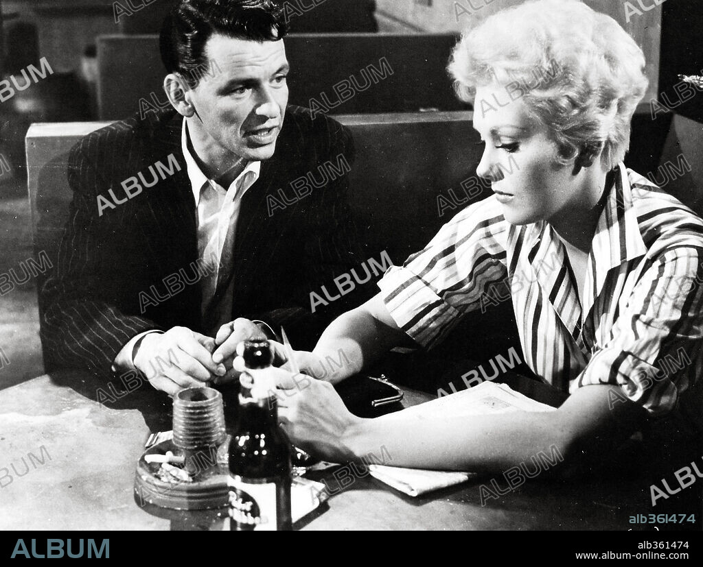 FRANK SINATRA y KIM NOVAK en EL HOMBRE DEL BRAZO DE ORO, 1955 (THE MAN WITH THE GOLDEN ARM), dirigida por OTTO PREMINGER. Copyright UNITED ARTISTS.
