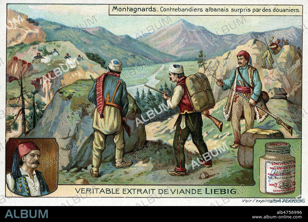 Contrebandiers albanais surpris par des douaniers Illustration anonyme de 1911 pour un chromo Liebig de la serie Montagnards. Credit : Collection KHARBINE-TAPABOR.