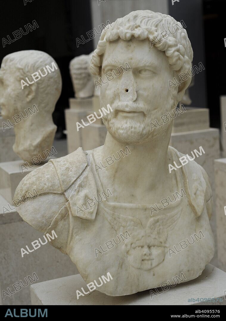 Adriano (Publio Elio Adriano) (76-138). Emperador romano. Dinastía Antonina. Busto en mármol. Años 130-138. Museo Arqueológico Nacional. Madrid. España.
