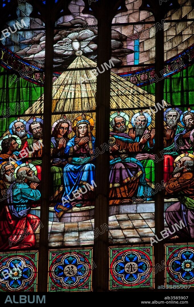 Vidriera representando el Espíritu Santo (detalle), en la catedral de Santa María del mar, Siglo XVIII, Barcelona, Barcelona, Cataluña, España.