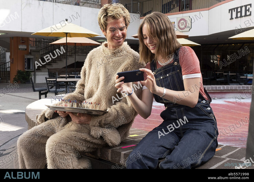 ANDREW GARFIELD and MAYA HAWKE in MAINSTREAM, 2020, directed by GIA COPPOLA. Copyright American Zoetrope / Automatik Entertainment.