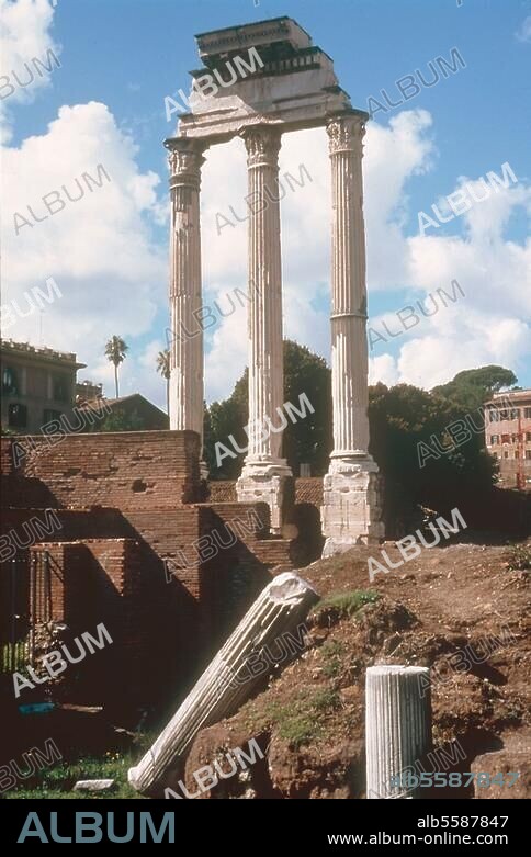 Rome - Roma (Italie), Temple des Dioscures (Temple de Castor et Pollux) sur le Forum Romanum, (érigé en 484 av. J.-C. ap. la bataille du lac de Regillus en 499 av. J.-C. ; reconstruit au 6ème siècle ap. J.-C. sous Auguste). - Les trois colonnes du temple d'Auguste. Photo.