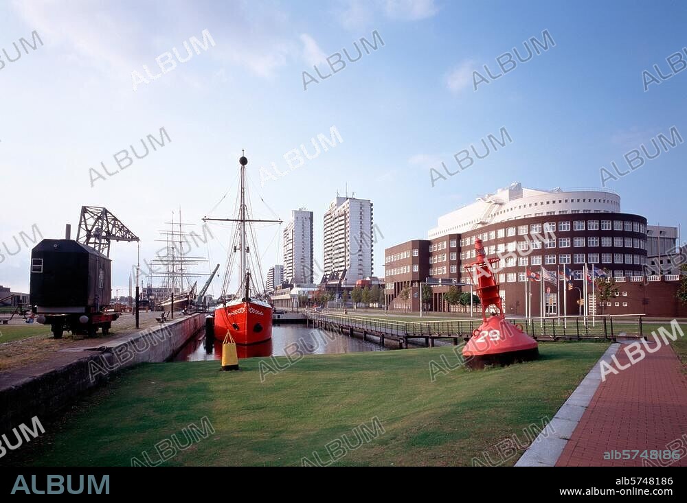 Bremerhaven, Alter Hafen / Alfred- Wegener- Institut für Polarforschung und Columbus- Center © Florian Monheim 6 × 9 cm.