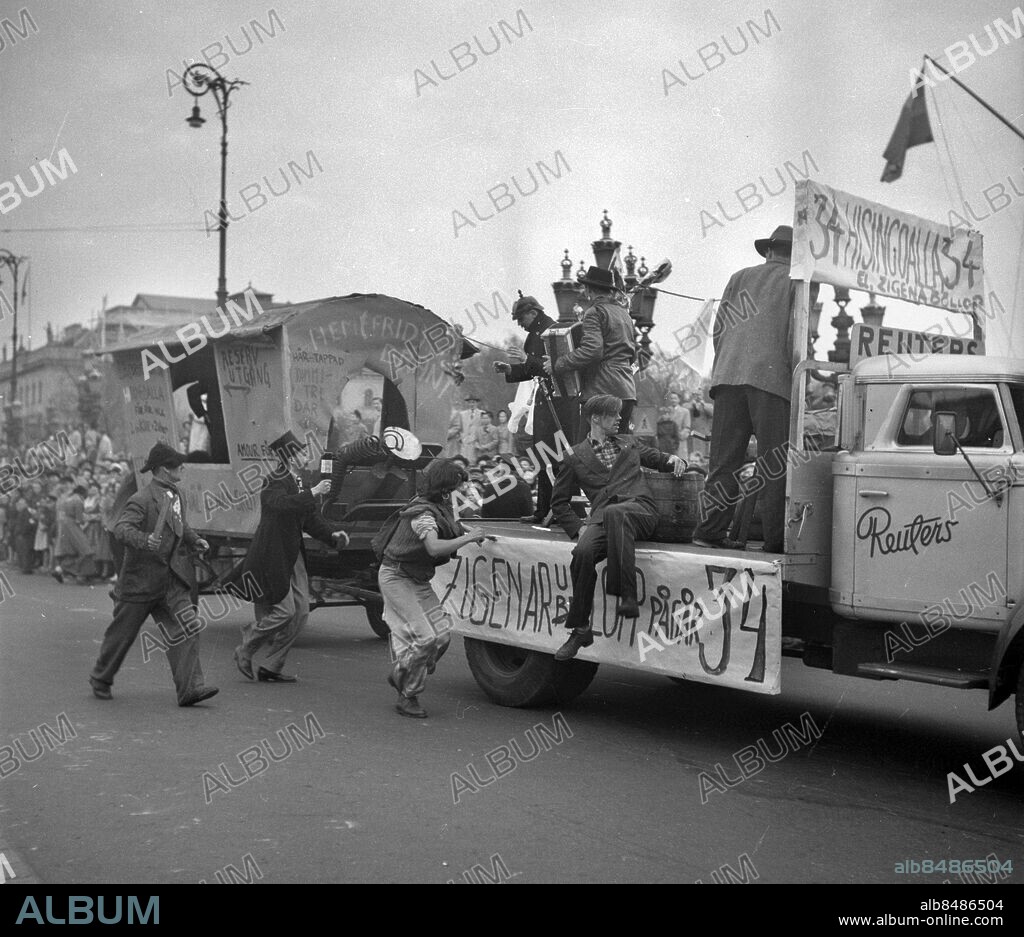 Göteborg omkring 1951 - Valborgsmässoafton och Chalmerscortegen - här görs narr av ett romskt bröllop . Fraktfartyg - troligen i Göta älv. *** Local Caption *** GT Låda Krep 2014-02 - påse "GT omkring 1951". KAMERAREPORTAGE.