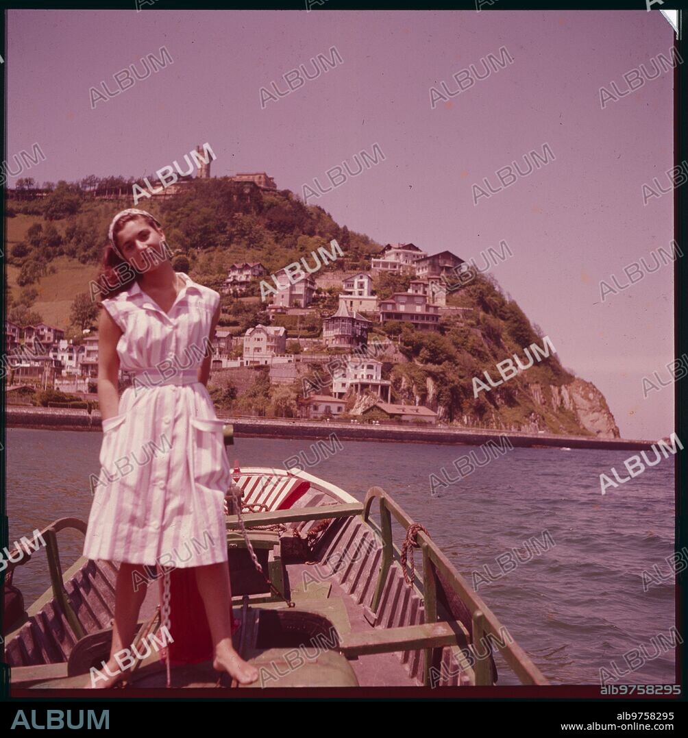 San Sebastián, agosto de 1962. Una chica en un barco posa con el Monte Igueldo detrás.