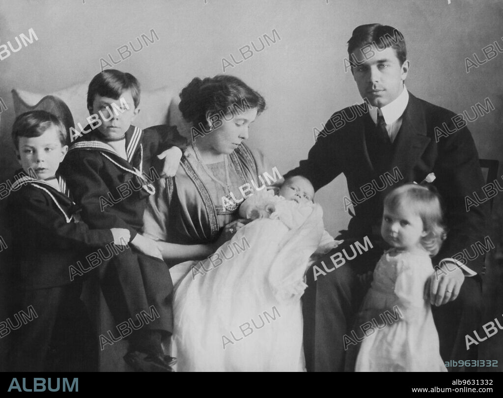 Sweden, 1912 Portrait of Gustaf VI Adolf of Sweden with his first wife Princess Margaret of Connaught and their children.