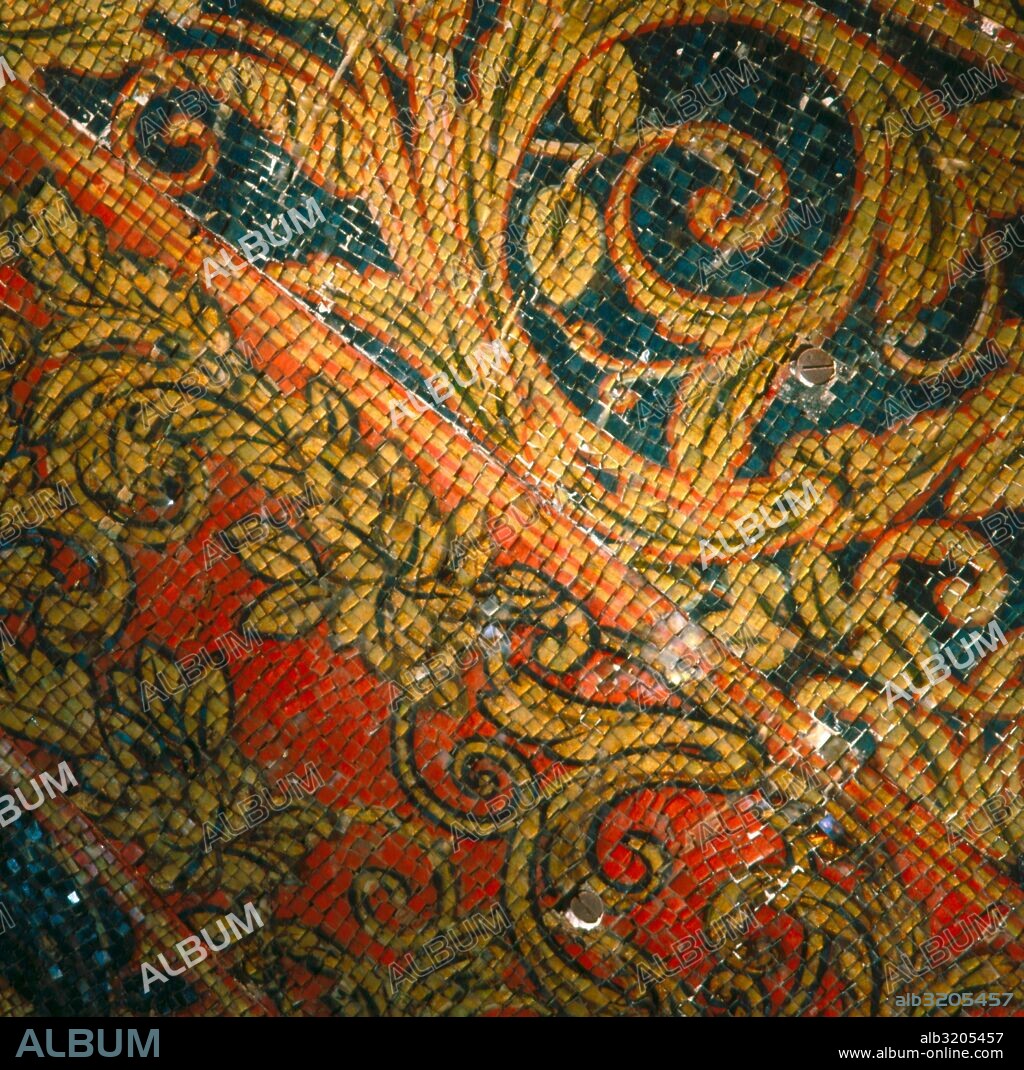 MEZQUITA DE CORDOBA. DETALLE DEL MOSAICO DEL ALFIZ DE LA PUERTA DEL MIHRAB DE AL-HAHAN II DE LA MEZQUITA.  CORDOBA, ESPAÑA.