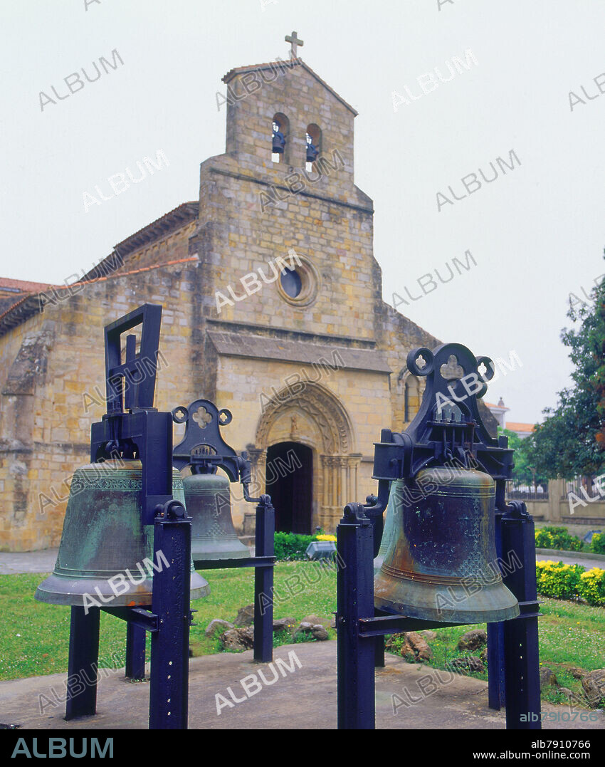 CAMPANAS JUNTO A LA IGLESIA GOTICA DEL SIGLO XIII.