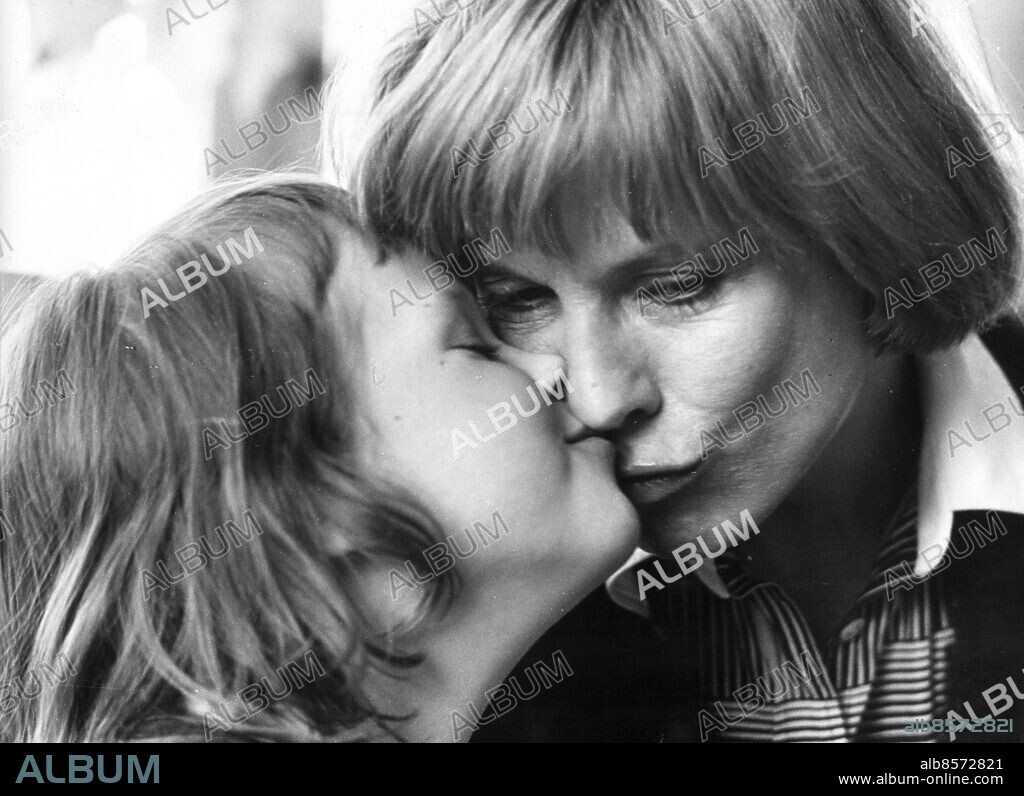 ARKIV -1976 . Bibi Andersson får en kindpuss av sin femåriga dotter Jenny . Foto: Kenneth Jonasson Kod: 24 . COPYRIGHT SCANPIX SWEDEN.