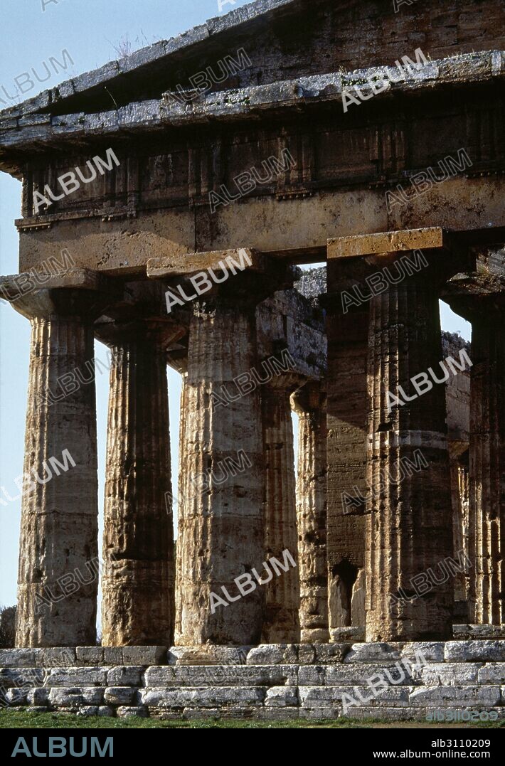 MAGNA GRECIA. ITALIA. TEMPLO DE NEPTUNO o POSEIDON. Erigido a mediados del siglo V a. C. en estilo dórico. Vista parcial de la fachada este. PAESTUM. Provincia de Salerno. Campania.