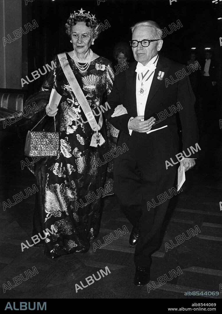 ARKIV 1971-12-10. Prinsessan Margaretha av Danmark i sällskap med årets Nobelpristagare i kemi den tysk-kanadensiske kemisten och fysikern dr. Gerhard Herzberg anländer till Nobelbanketten i gyllene salen i Stockholms stadshus 10:e december 1971.. Foto Svenskt Pressfoto / SCANPIX / Kod: 20360.