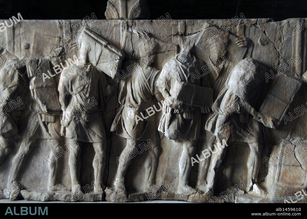ARTE ROMANO. ITALIA. "PLUTEI DE TRAJANO" (103). Losa de mármol con la representación de escenas de la administración de Trajano. Detalle del RELIEVE QUE REPRESENTA LA CANCELACION DE DEUDAS E IMPUESTOS POR EL EMPERADOR. Curia Julia del Foro Romano. Roma.
