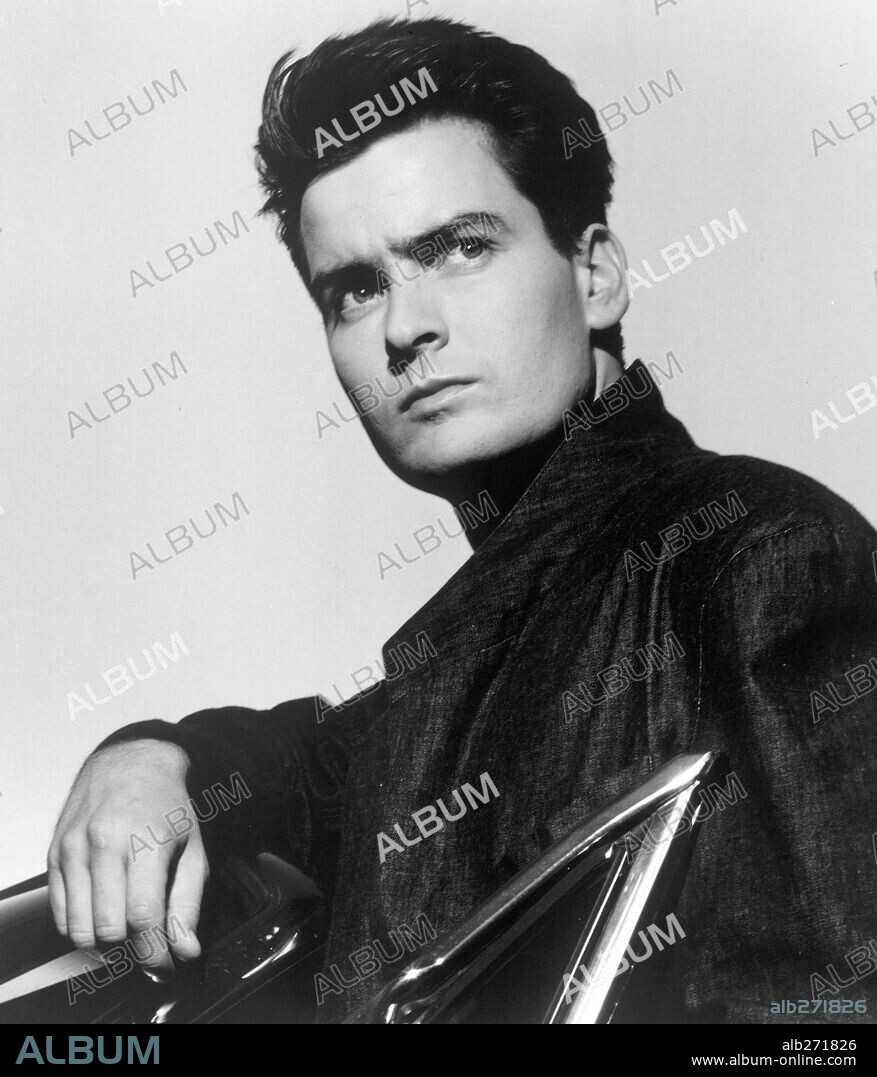 CHARLIE SHEEN in MEN AT WORK, 1990, unter der Regie von EMILIO ESTEVEZ. Copyright EPIC.