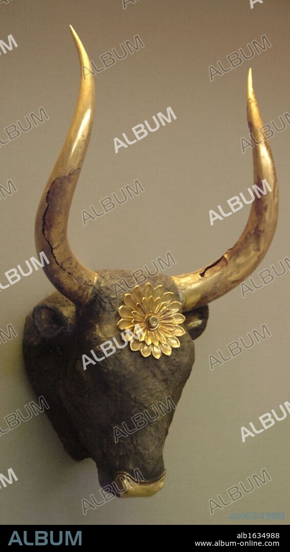 ARTE MICENICO. GRECIA. RITON DE PLATA en forma de CABEZA DE TORO con los cuernos de oro y la frente adornada con una roseta de oro. Se cree que los artistas fueron cretenses. Tumba Real IV de Micenas. Fechado en el s. XVI a. C. Museo Arqueológico Nacional. Atenas.
