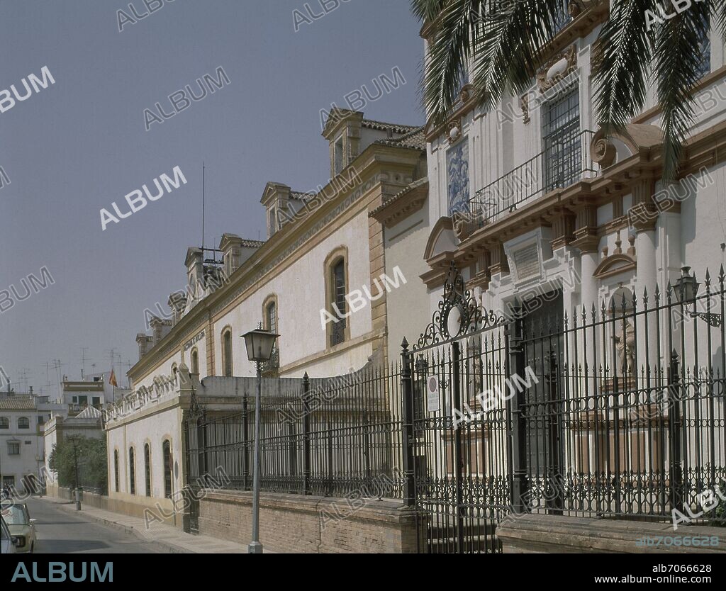 EXTERIOR-FACHADA DE LA IGLESIA Y CALLE - FOTO AÑOS 80.