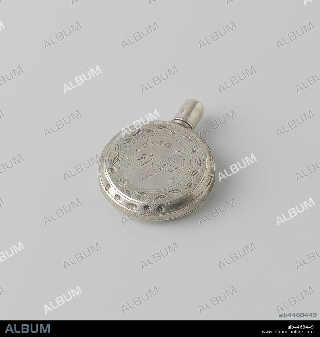 Smell bottle of silver, flattened and circular with a screw cap. Engraved leaf edge within which I.H. v L (imburg) S (tirum), on the other side: Theodora Louisa (v Limburg Stirum) and F (rederika) J (ohanna) v L (imburg) S (tirum). Maker's mark: IT, anonymous, Birmingham, 1800 - 1801, silver (metal), engraving, h 4.4 cm × d 3.3 cm × w 11 gr.