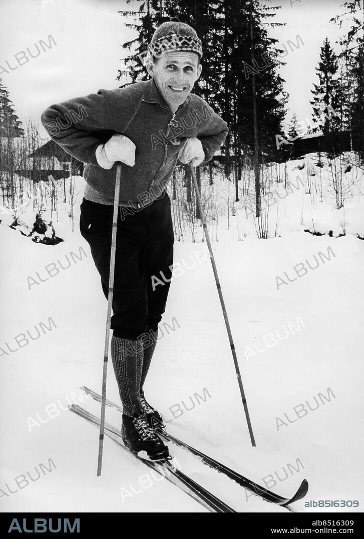 1960-01.. Orig. bildtext... SIXTEN JERNBERG jan. 60 Anm. S Jernberg, född 1929, svensk längdskidåkare. Inför OS i Squaw Valley 1960 Knäbyxor Stickade tröjor Toppluvor persons: SIXTEN JERNBERG sites: SVERIGE.