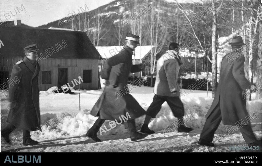 1940- Tre minuter innan tyska flygare bombarderar Nybergssund i Norge flyr den norske kronpirnsen och Kung Haakon tillsammans med sina assistenter frÂn platsen. Bilden togs av amatörfotografen och hotellägaren Clüver från Sälen och bilden spreds över hela världen. Foto: J Wilhelm Clüver kod 190 COPYRIGHT SCANPIX SWEDEN.