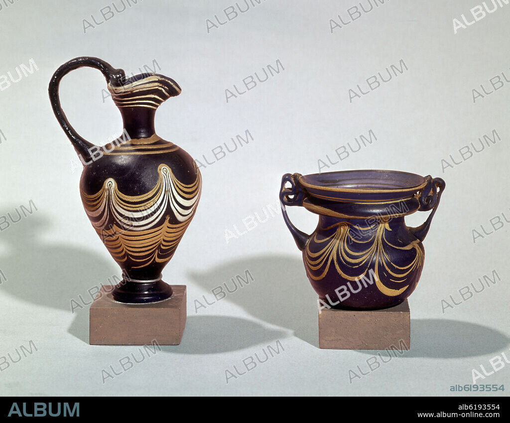 CRATERA JUNTO A UN OINOCHOE MOLDEADO ENTRE LOS SIGLOS VI Y V AC - VIDRIOS GRECO PUNICOS DE PROCEDENCIA RODIA.