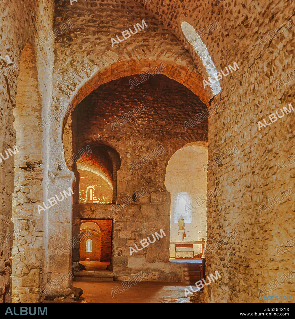 Iglesia de la Abadía de San Miguel de Cuixá, abadía benedictina fundada en el siglo IX en la localidad de Codalet, Francia.