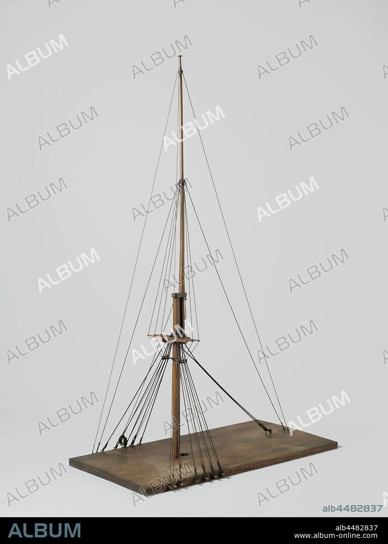 Model of a Stayed Mast, Model of a staged mast with steng and flag top on a floorboard. The round mast with square head is staggered with five main ropes on each side and a double foray, and has transverse and longitudinal sowing and a donkey's head. The stem is carried by a stem wind grip and a pawl on the front transverse salute, which is arranged in a row of teeth against the base of the steng, the wood is missing. The stanchion consists of three main ropes and a bakstag on each side. Loose brass fittings have been fitted around the stern's nose, around which the stages are wrapped, the same attachment rests on the nommer of the flag summit for the stony pardins and stag. The tip of the flag top can be detached. The brass fitting serves to iron the stengen without having to remove the rigging. A hole is provided in the floorboard for the ironed bar., anonymous, Netherlands, 1860 - 1865, wood (plant material), brass (alloy), rope, model: h 123 cm × w 78.5 cm × d 41.5 cm packaging capsule: h 128.5 cm × w 82.5 cm × d 45 cm.