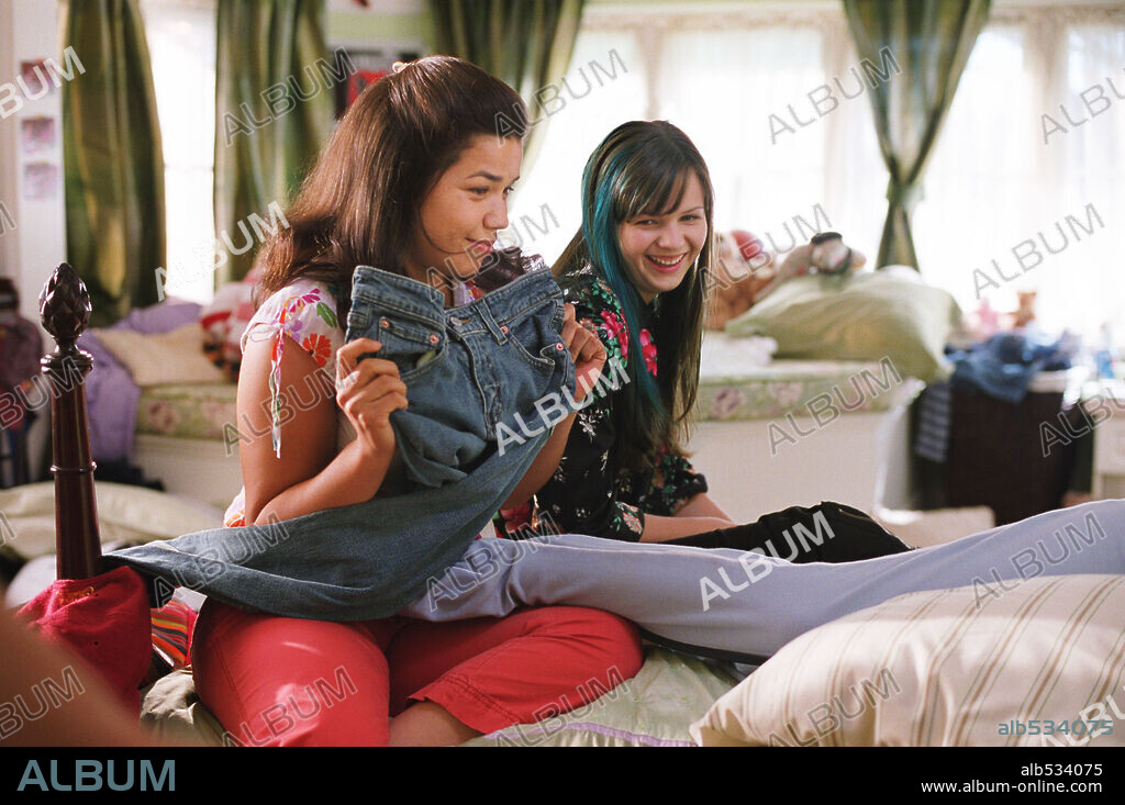 AMBER TAMBLYN and AMERICA FERRERA in THE SISTERHOOD OF THE TRAVELING PANTS, 2005, directed by KEN KWAPIS. Copyright WARNER BROS. / PERA, DIYAH.