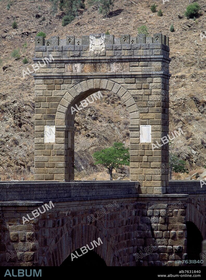 PUENTE DE ALCANTARA CONSTRUIDO ENTRE LOS AÑOS 104 Y 106 - PUENTE ROMANO SOBRE EL RIO TAJO - DETALLE DEL ARCO CENTRAL.