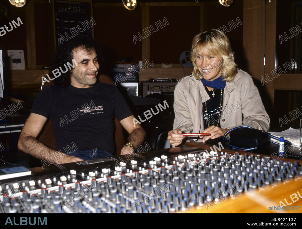 1986. Sångerskan Agnetha Fältskog, före detta medlem i popgruppen ABBA, vid mixerbordet i studion under inspelningen av albumet "Eyes of a Woman" 1985.. Foto: Anders Holmström / SvP / TT / Kod: 50100.