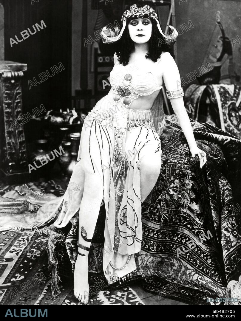 THEDA BARA in CLEOPATRA, 1917, directed by J. GORDON EDWARDS. Copyright FOX FILMS.