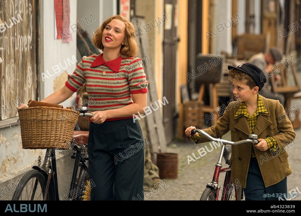 ROMAN GRIFFIN DAVIS and SCARLETT JOHANSSON in JOJO RABBIT, 2019, directed by TAIKA WAITITI. Copyright PIKI FILMS.