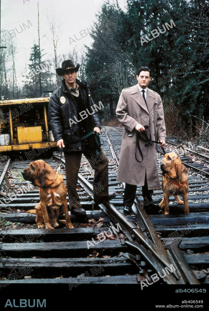KYLE MacLACHLAN and MICHAEL ONTKEAN in TWIN PEAKS, 1990, directed by DAVID LYNCH. Copyright LYNCH/FROST PRODUCTIONS.