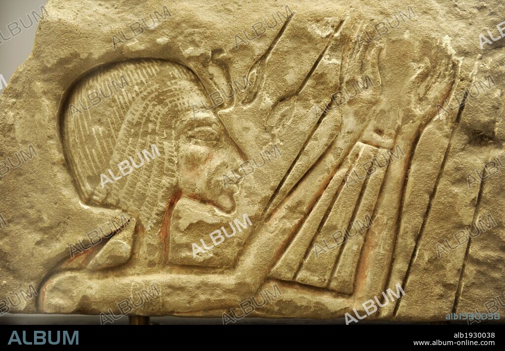 ARTE EGIPCIO. EGIPTO. ESTILO ARTISTICO AMARNA (1353-1336 a. C). Faraón Ajenaton o su esposa Nefertiti como oferente, ante el disco solar, símbolo de Atón. Pieza procedene posiblemente de Karnak. 1365-1347 a. C. Dinastía XVIII. Imperio Nuevo. Museo Carlsberg Glyptotek. Copenhague. Dinamarca. Europa.