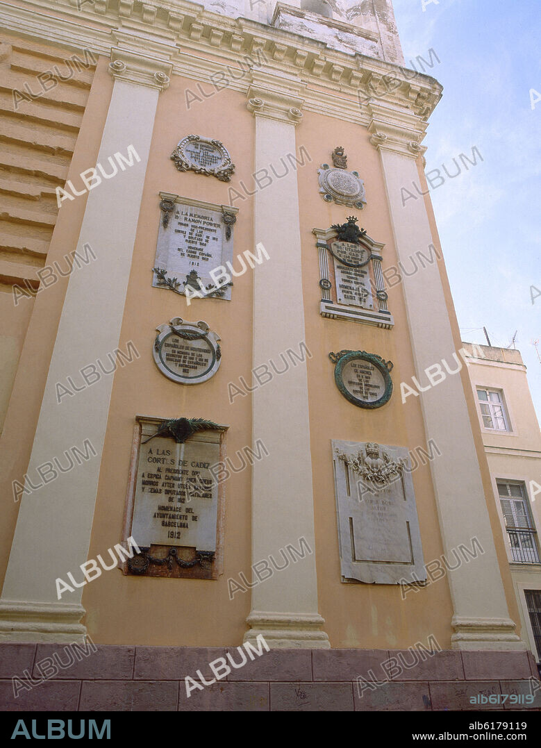 MARMOLES Y GUIRNALDAS DE BRONCE EN LA FACHADA - IGLESIA DONDE SE CELEBRARON LAS CORTES DE CADIZ.