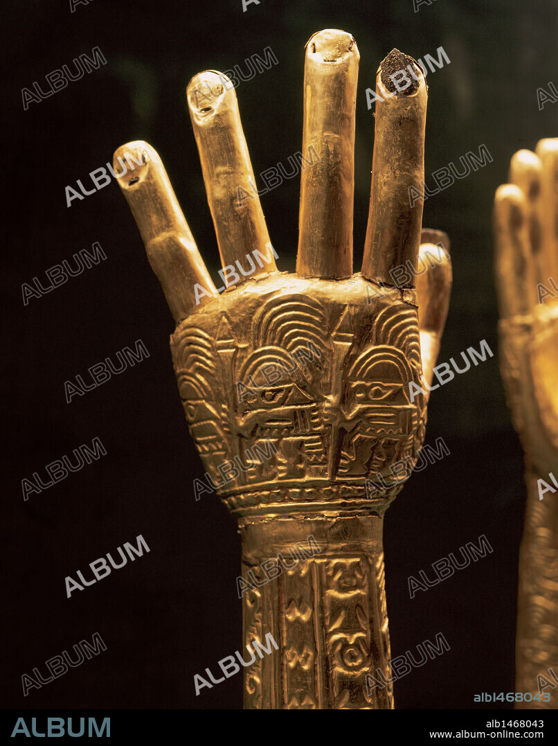 ARTE PRECOLOMBINO. MANOS CEREMONIALES de oro, pertenecientes a la cultura Chimú que se localiza desde el río Tumbes al sur del Ecuador, hasta el río Chillón, en la costa central peruana, entre 1200 y 1400. Museo Oro del Perú. Lima.
