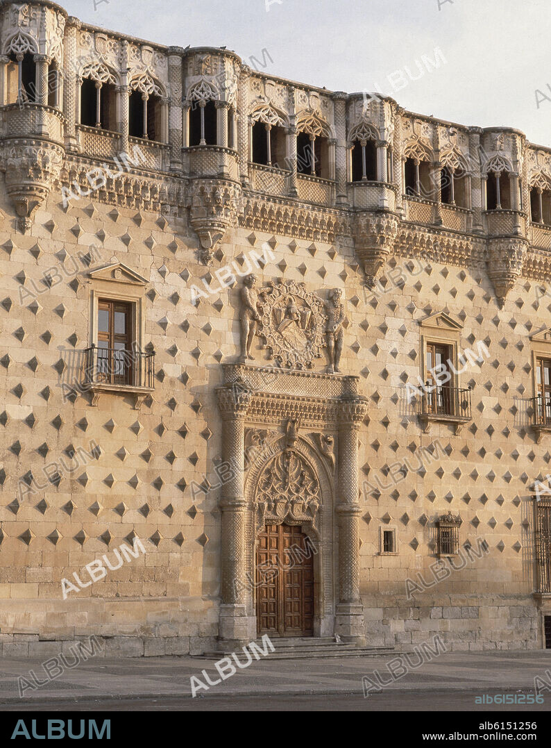 JUAN GUAS. EXTERIOR - DETALLE - FACHADA PRINCIPAL - SIGLO XV - ESTILO REYES CATOLICOS - ACTUAL MUSEO DE BELLAS ARTES.