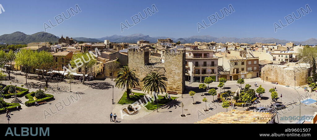 puerta de Xara,- puerta del Moll-, plaza Carles V, muralla medieval, siglo XIV, Alcudia,Mallorca, islas baleares, Spain.