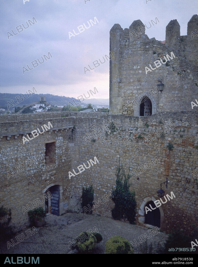 PATIO DE ARMAS Y TORREON DEL CASTILLO.