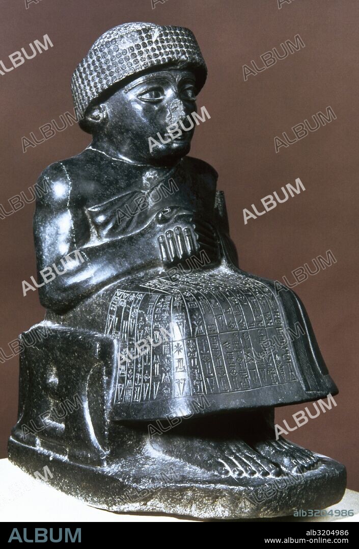 ARTE MESOPOTAMICO. ARCADIO-SUMERIO. GUDEA DE LAGASH (2141-2122 a. C). Escultura en diorita que pertenece al periodo Neo-sumerio. Representación del rey sentado, con el manto sumeriano que deja su hombro derecho al descubierto, la cabeza cubierta por un turbante y las manos abiertas y enlazadas. Museo del Louvre. París. Francia.
