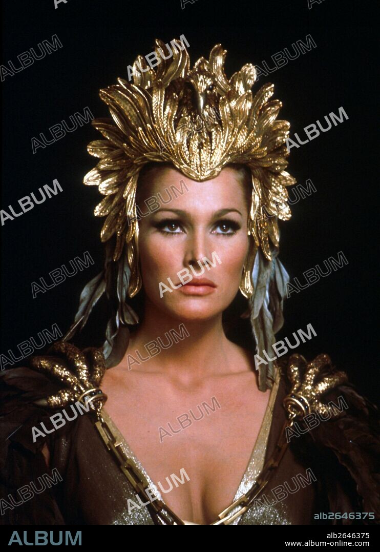 URSULA ANDRESS in SHE, 1965, unter der Regie von ROBERT DAY. Copyright HAMMER FILM PRODUCTIONS.