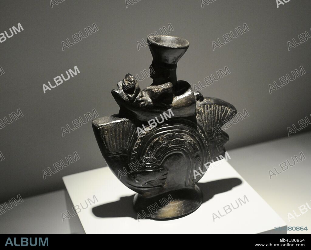 Vasija escultórica. Cerámica. Cultura Lambayeque o Sicán (700-1350). Costa norte de los Andes centrales. Perú. Museo de América. Madrid. España.