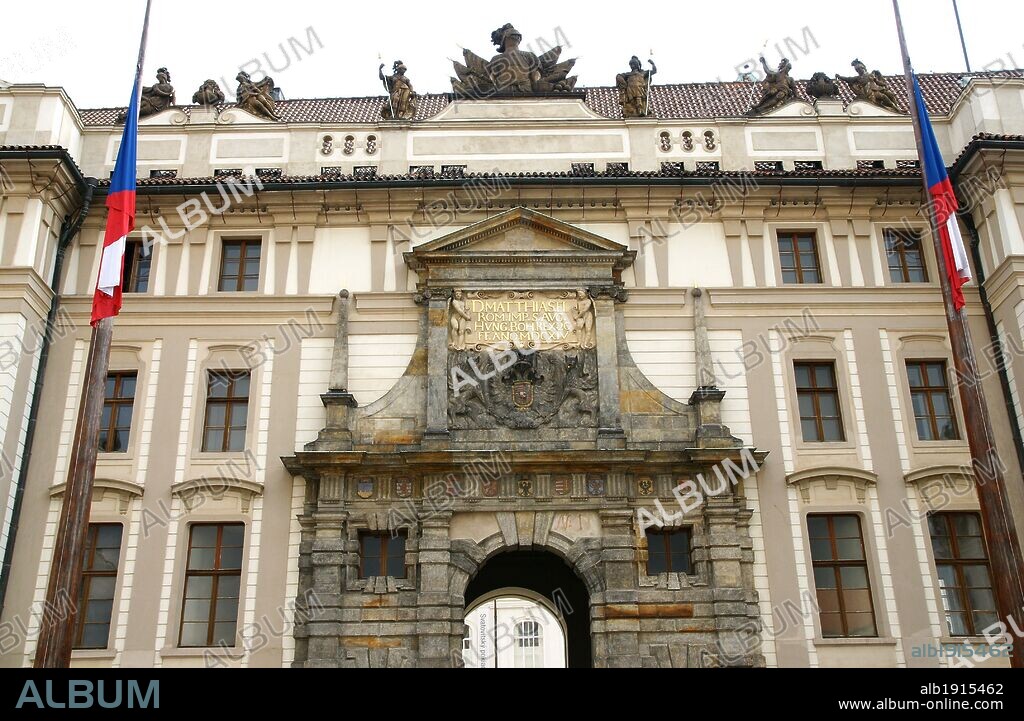REPUBLICA CHECA. PRAGA (PRAHA). CASTILLO (HRADCANY). PUERTA MATIAS, construida en estilo barroco en el año 1614. Centro Europa.