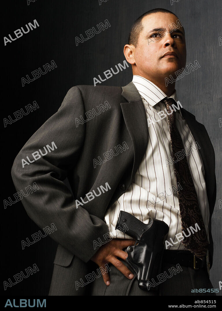RAYMOND CRUZ in CLOSER, THE-TV, 2005. Copyright WARNER BROS. PICTURES / ECCLES, ANDREW.