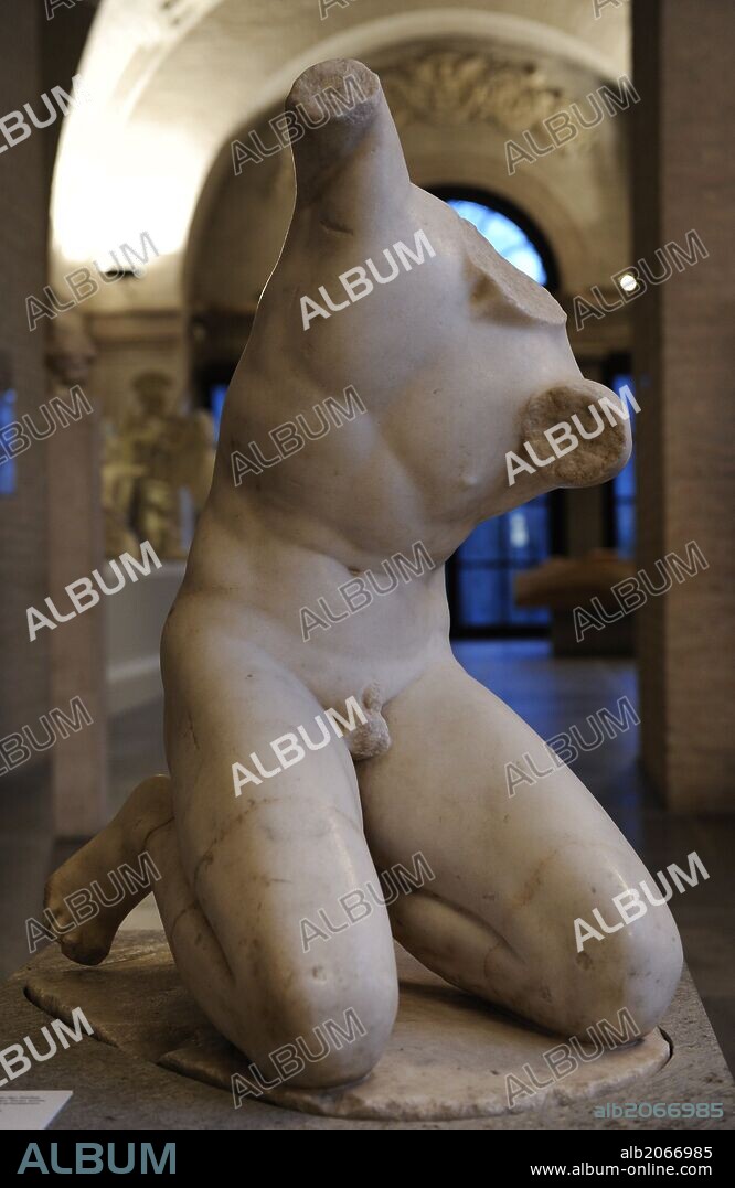 ARTE GRIEGO. ILIONEO (guerrero troyano que participó en la Guerra de Troya). Escultura. Hacia el 300 a. C. Torso de un joven, arrodillado. Glyptothek. Munich. Alemania. Europa.