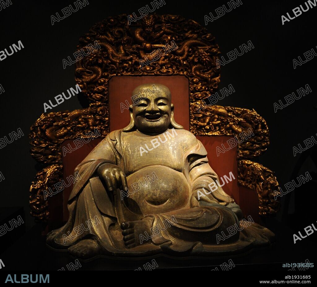 ARTE CHINO. CHINA. BUDAI HESHANG. Pieza procedente de China. Dinastía Qing 1644-1911. Escultura con dorados. Deidad llamada Budai (China), Hotei (Japón) y Bo Dai (Vietnam). Se le representa como monje gordo, calvo y con un saco de tela. Museo Carlsberg Glyptotek. Copenhague. Dinamarca. Norte Europa.