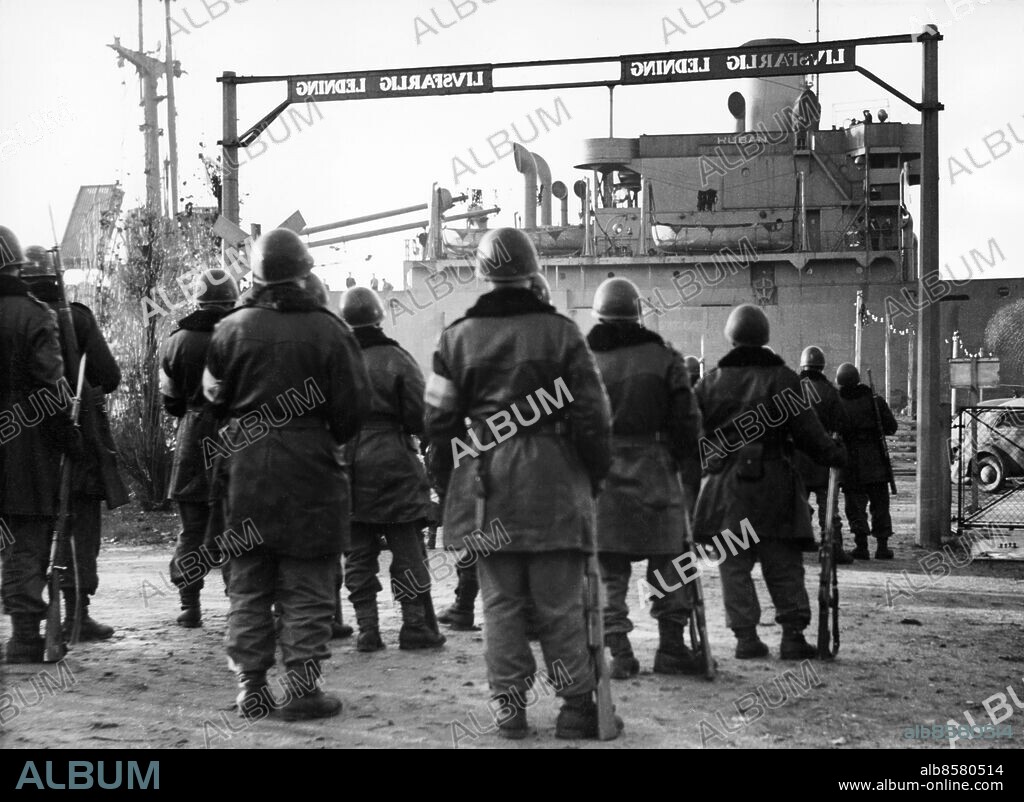 Orig. bildtext... TRELLEBORG. Tyst och undrande stod den svenska militären, när Kuban lade till vid kajen. Anm. Ryggbilder CD104 sites: SVERIGE ;TRELLEBORG.